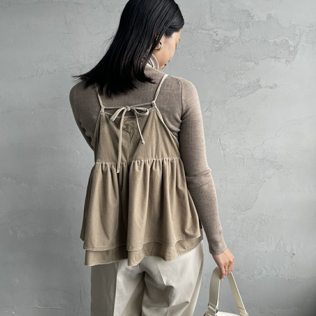 By/m [バイエム] マルチWAY ペプラムベロアキャミソール [24132004] 23 GREIGE &&モデル身長：163cm 着用サイズ：F&&