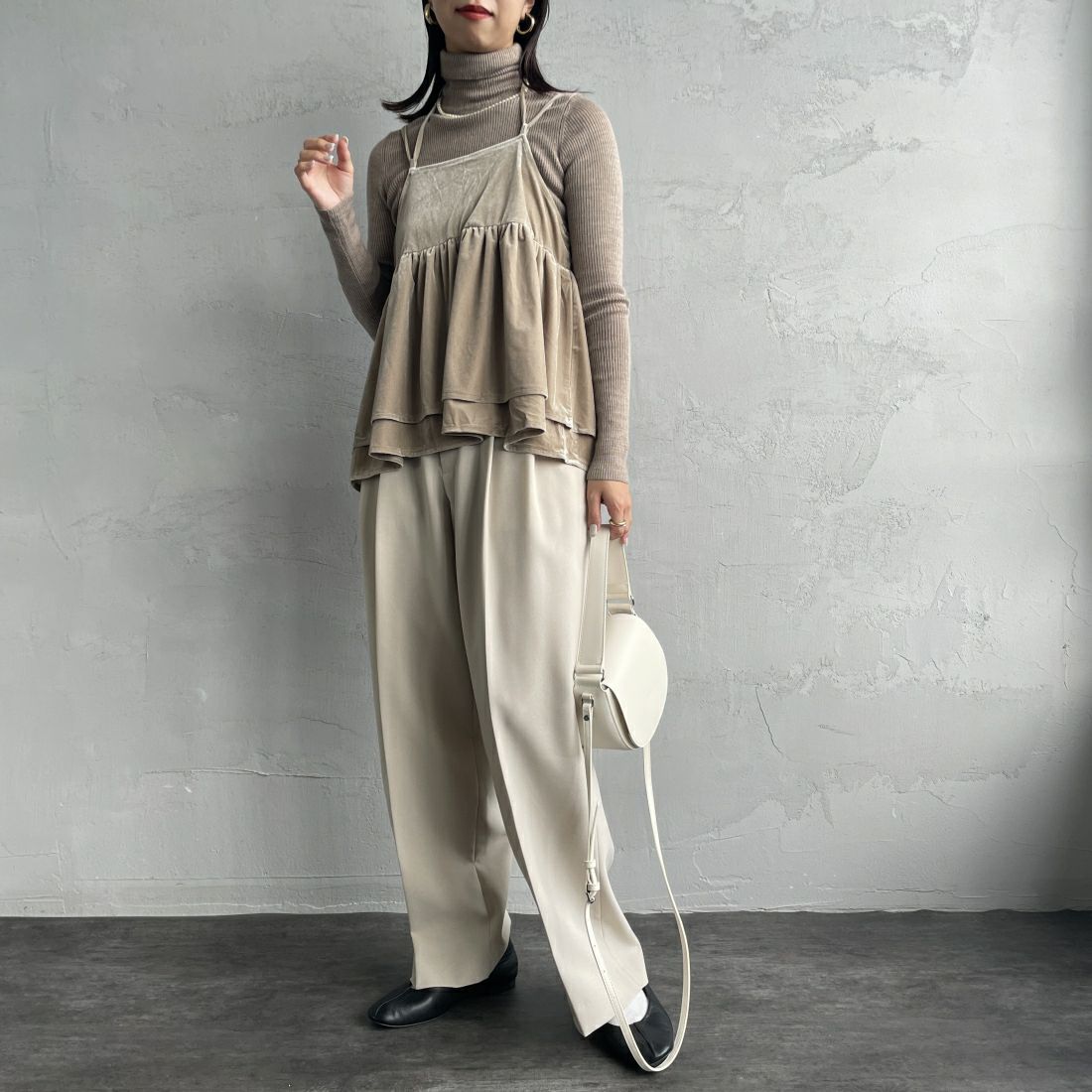 By/m [バイエム] マルチWAY ペプラムベロアキャミソール [24132004] 23 GREIGE &&モデル身長：163cm 着用サイズ：F&&