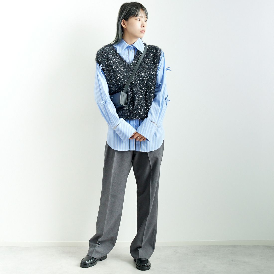 By/m [バイエム] ラメシャギーニットベスト [24131001] 09 BLACK &&モデル身長：167cm 着用サイズ：F&&