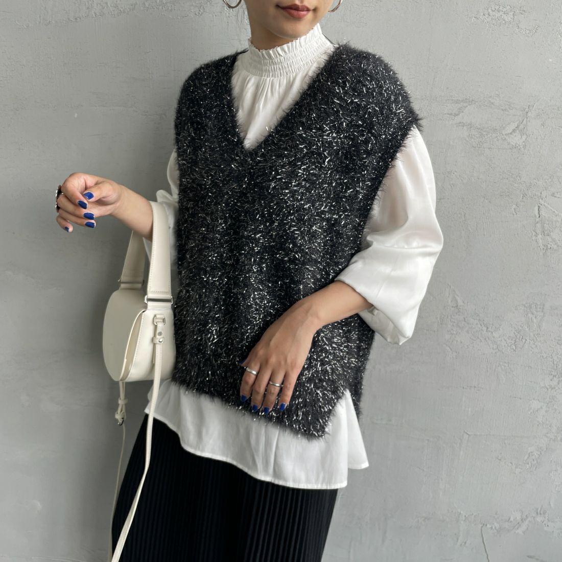 By/m [バイエム] ラメシャギーニットベスト [24131001] 09 BLACK &&モデル身長：156cm 着用サイズ：F&&