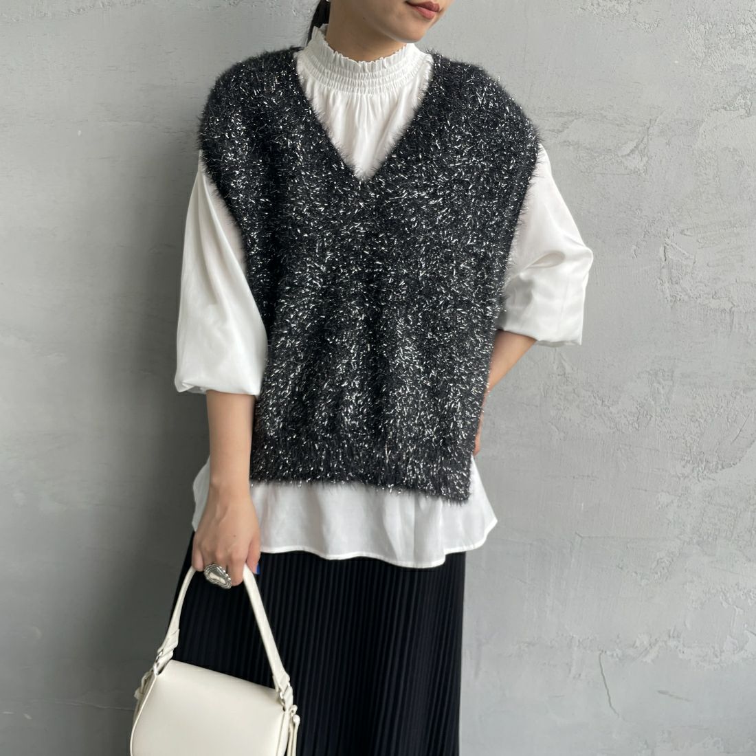 By/m [バイエム] ラメシャギーニットベスト [24131001] 09 BLACK &&モデル身長：156cm 着用サイズ：F&&