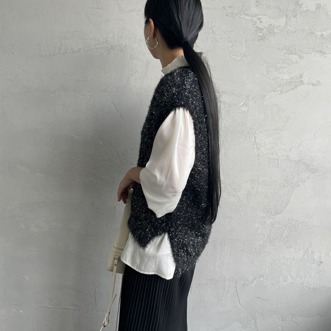 By/m [バイエム] ラメシャギーニットベスト [24131001] 09 BLACK &&モデル身長：156cm 着用サイズ：F&&