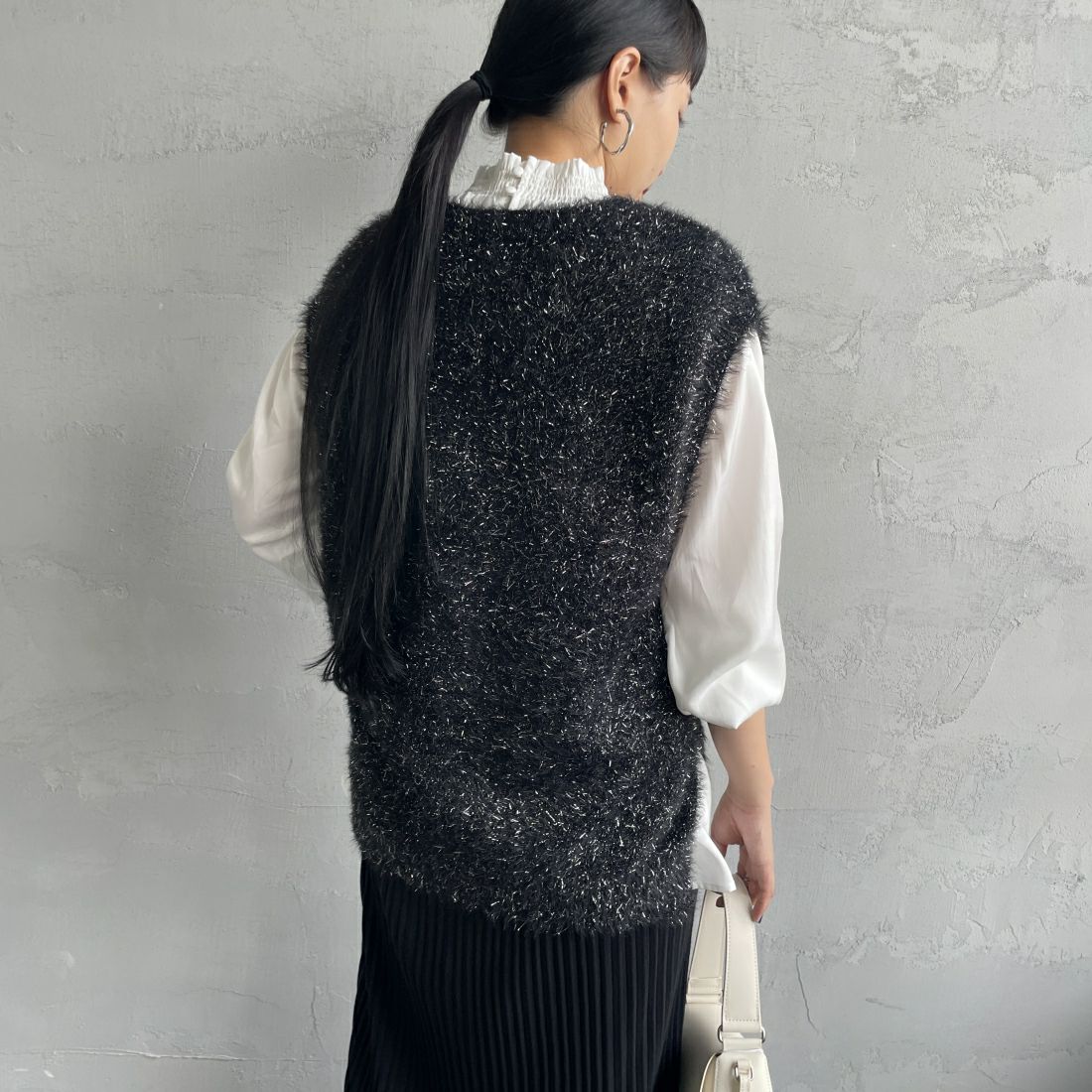 By/m [バイエム] ラメシャギーニットベスト [24131001] 09 BLACK &&モデル身長：156cm 着用サイズ：F&&