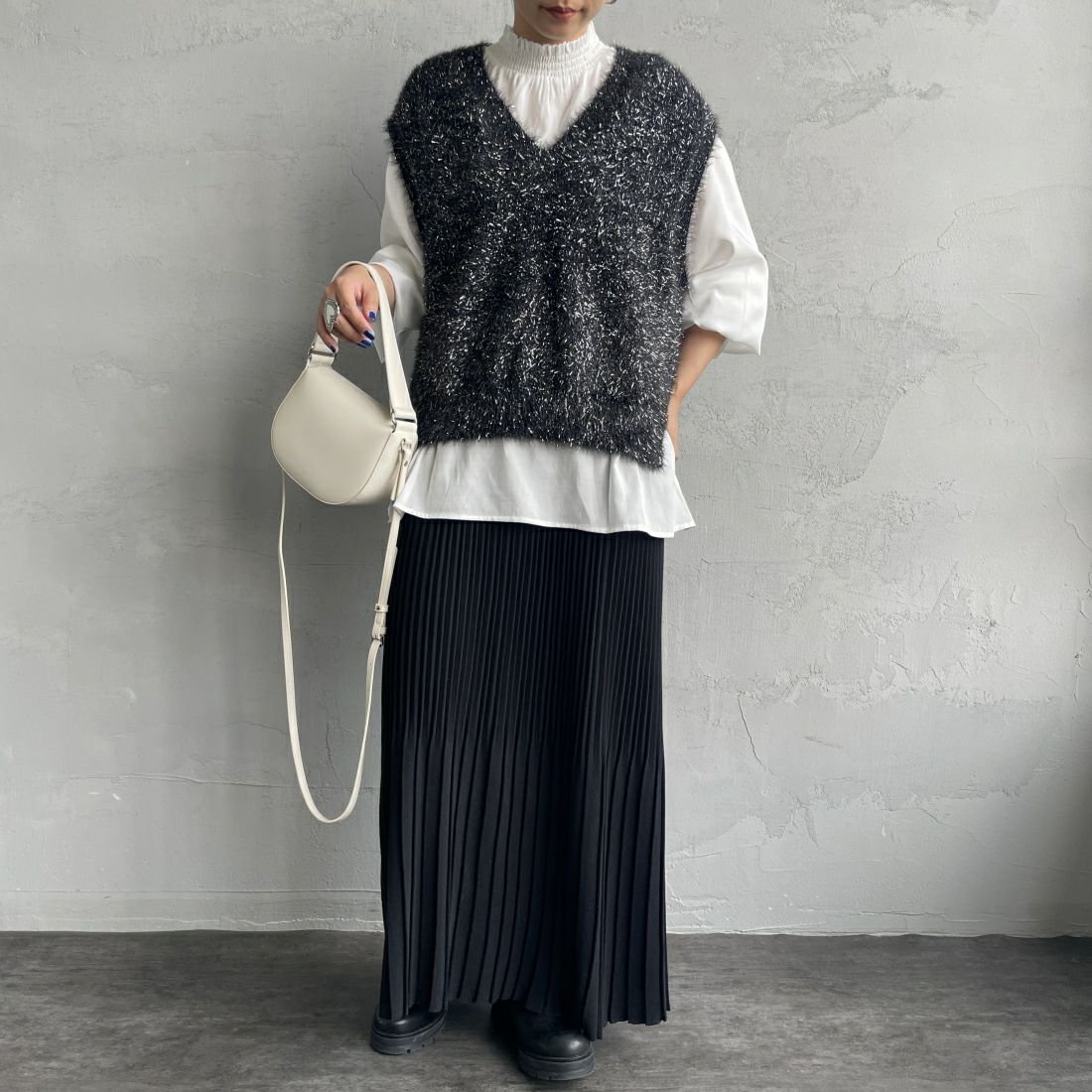 By/m [バイエム] ラメシャギーニットベスト [24131001] 09 BLACK &&モデル身長：156cm 着用サイズ：F&&