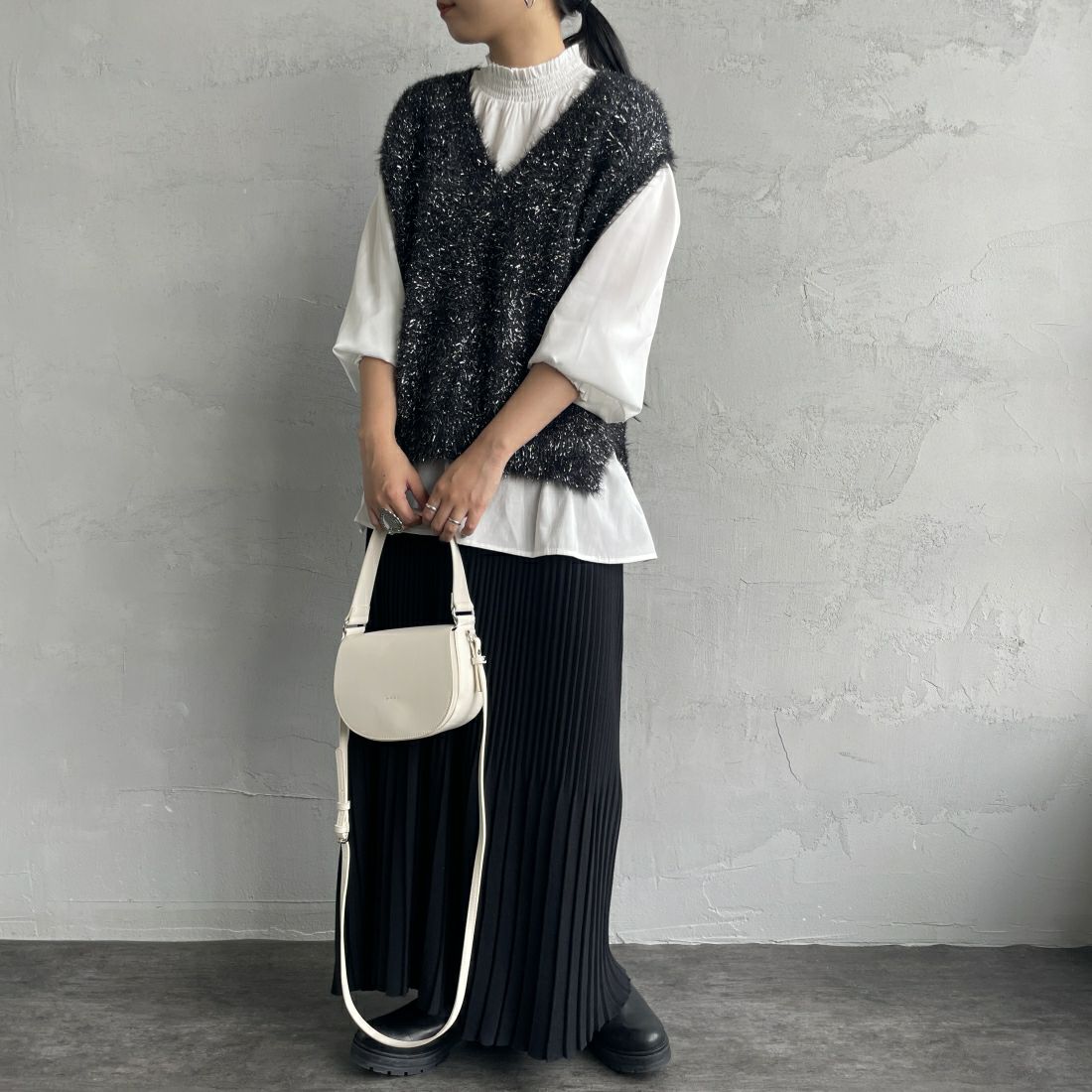 By/m [バイエム] ラメシャギーニットベスト [24131001] 09 BLACK &&モデル身長：156cm 着用サイズ：F&&