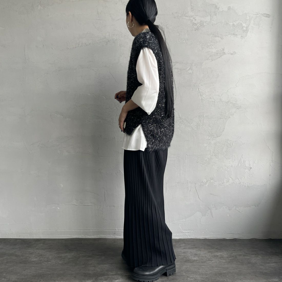 By/m [バイエム] ラメシャギーニットベスト [24131001] 09 BLACK &&モデル身長：156cm 着用サイズ：F&&