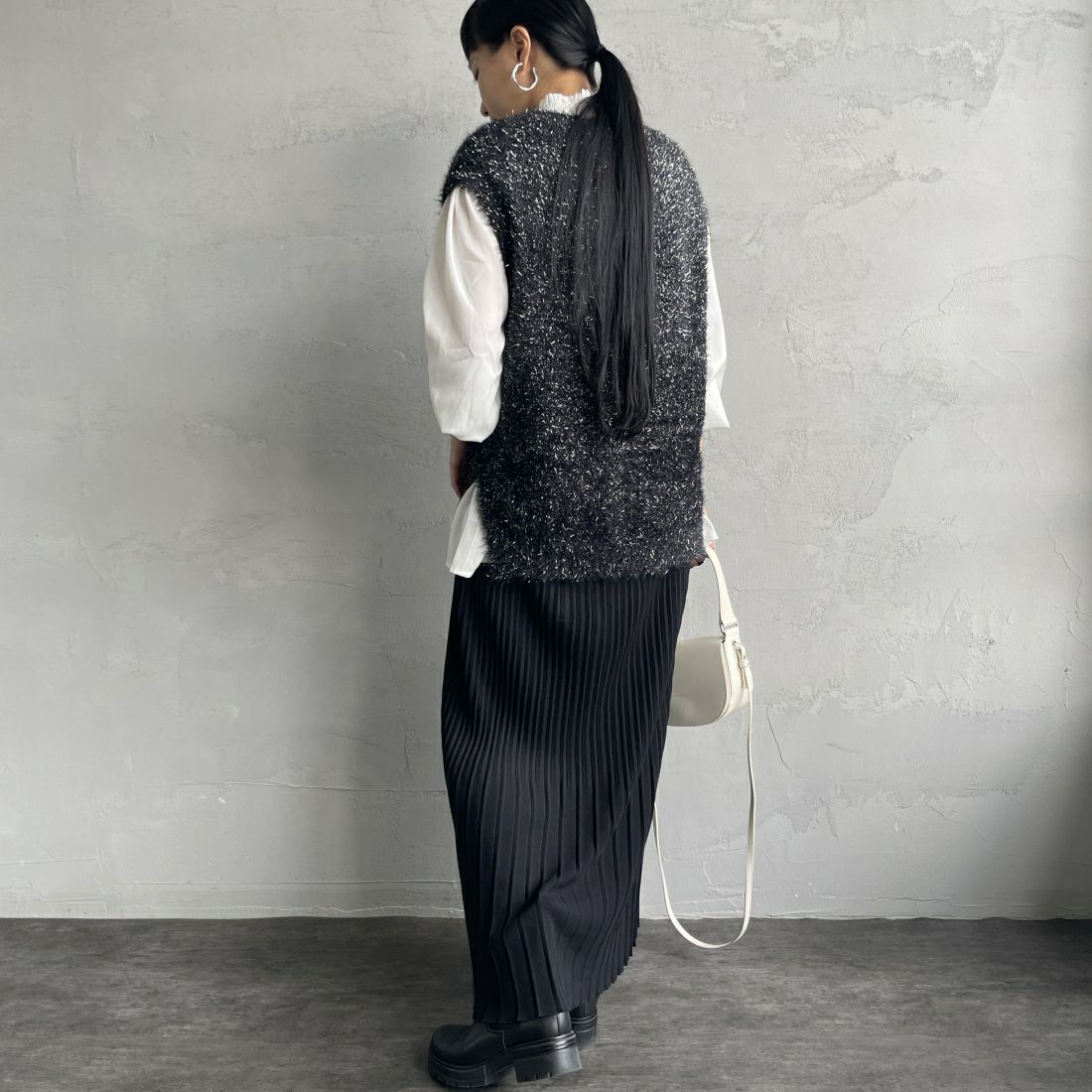 By/m [バイエム] ラメシャギーニットベスト [24131001] 09 BLACK &&モデル身長：156cm 着用サイズ：F&&