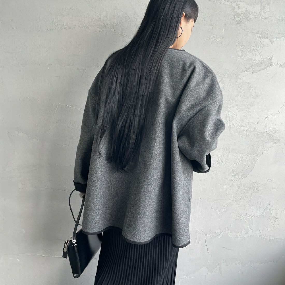 By/m [バイエム] リバーシブル配色ラインコート [B24132056] 08 CHR/BLK &&モデル身長：156cm 着用サイズ：F&&