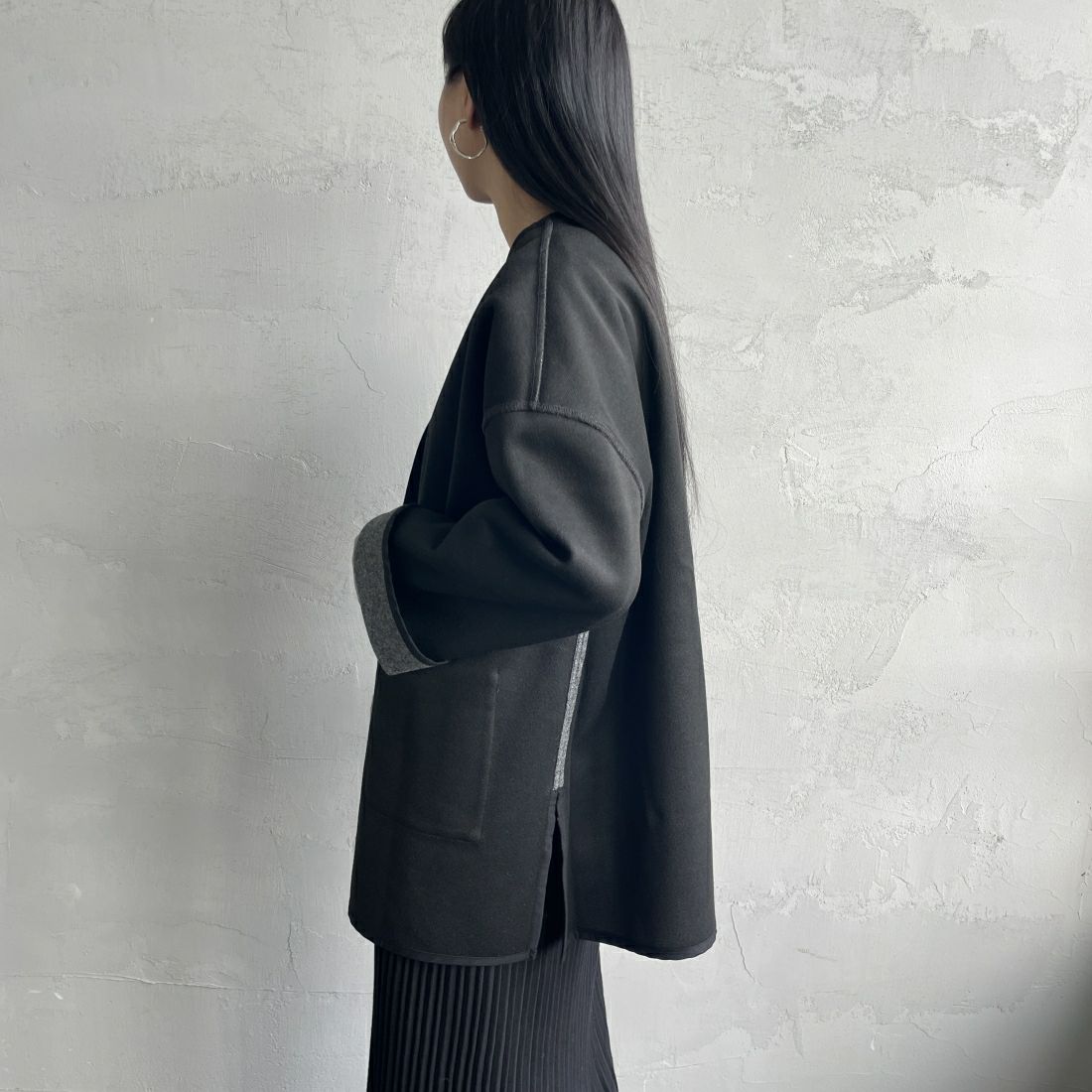 By/m [バイエム] リバーシブル配色ラインコート [B24132056] 08 CHR/BLK &&モデル身長：156cm 着用サイズ：F&&