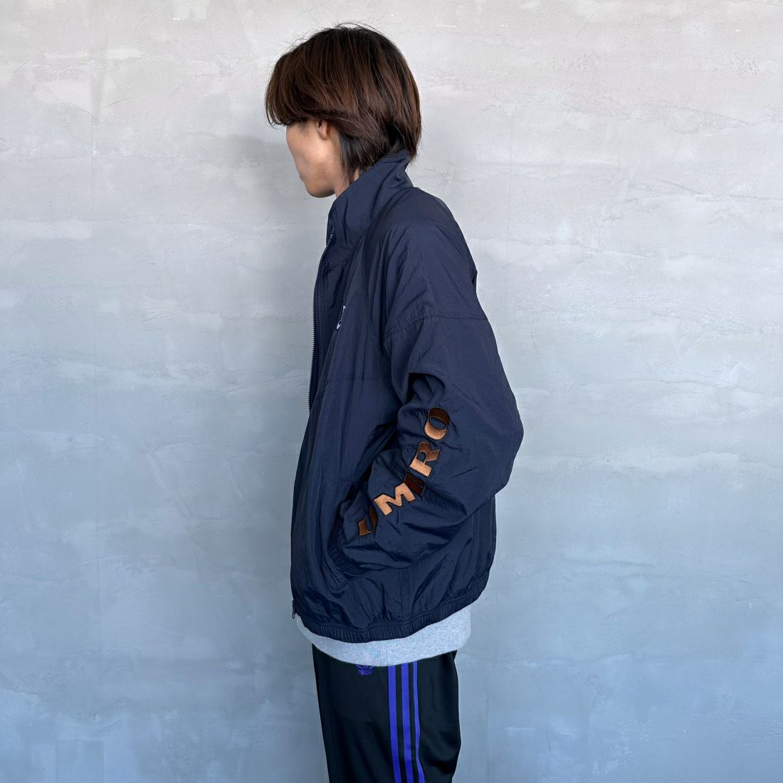 umbro [アンブロ] 別注 トレーニングナイロンジャケット [KBT58-NK-JK5-JF] NAVY &&モデル身長：179cm 着用サイズ：L&&