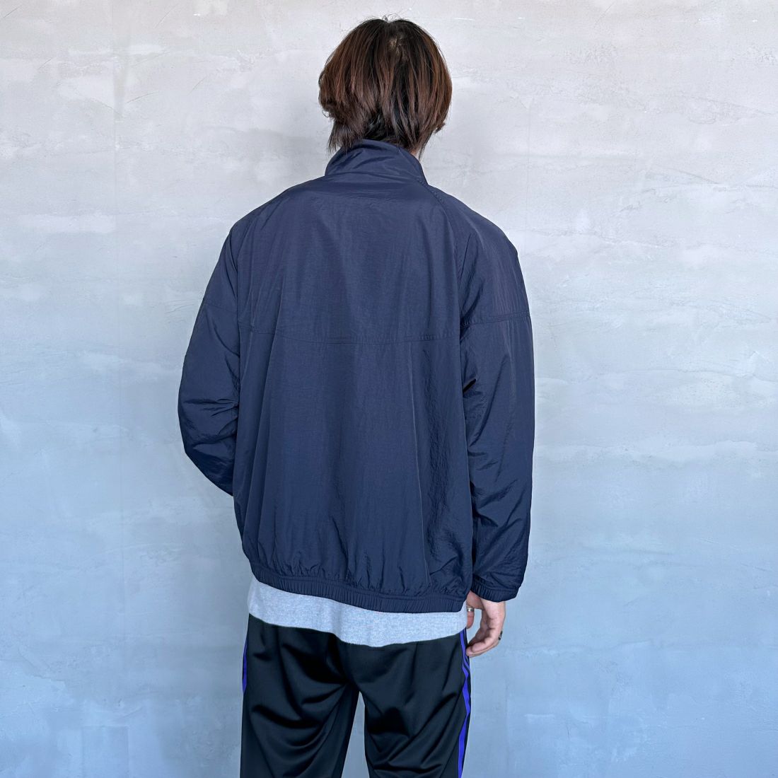 umbro [アンブロ] 別注 トレーニングナイロンジャケット [KBT58-NK-JK5-JF] NAVY &&モデル身長：179cm 着用サイズ：L&&