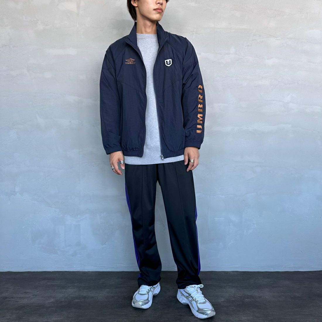 umbro [アンブロ] 別注 トレーニングナイロンジャケット [KBT58-NK-JK5-JF] NAVY &&モデル身長：179cm 着用サイズ：L&&
