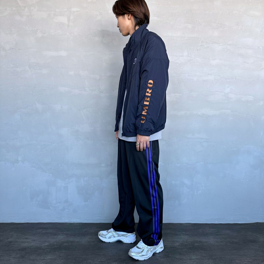 umbro [アンブロ] 別注 トレーニングナイロンジャケット [KBT58-NK-JK5-JF] NAVY &&モデル身長：179cm 着用サイズ：L&&