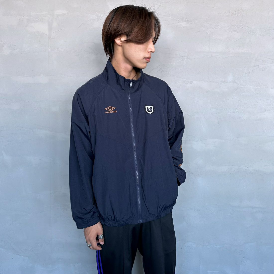 umbro [アンブロ] 別注 トレーニングナイロンジャケット [KBT58-NK-JK5-JF] NAVY &&モデル身長：179cm 着用サイズ：L&&