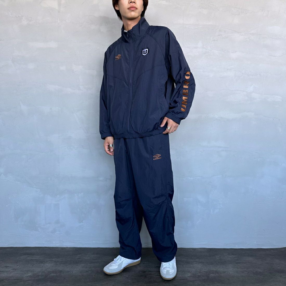 umbro [アンブロ] 別注 トレーニングナイロンジャケット [KBT58-NK-JK5-JF] NAVY &&モデル身長：179cm 着用サイズ：L&&