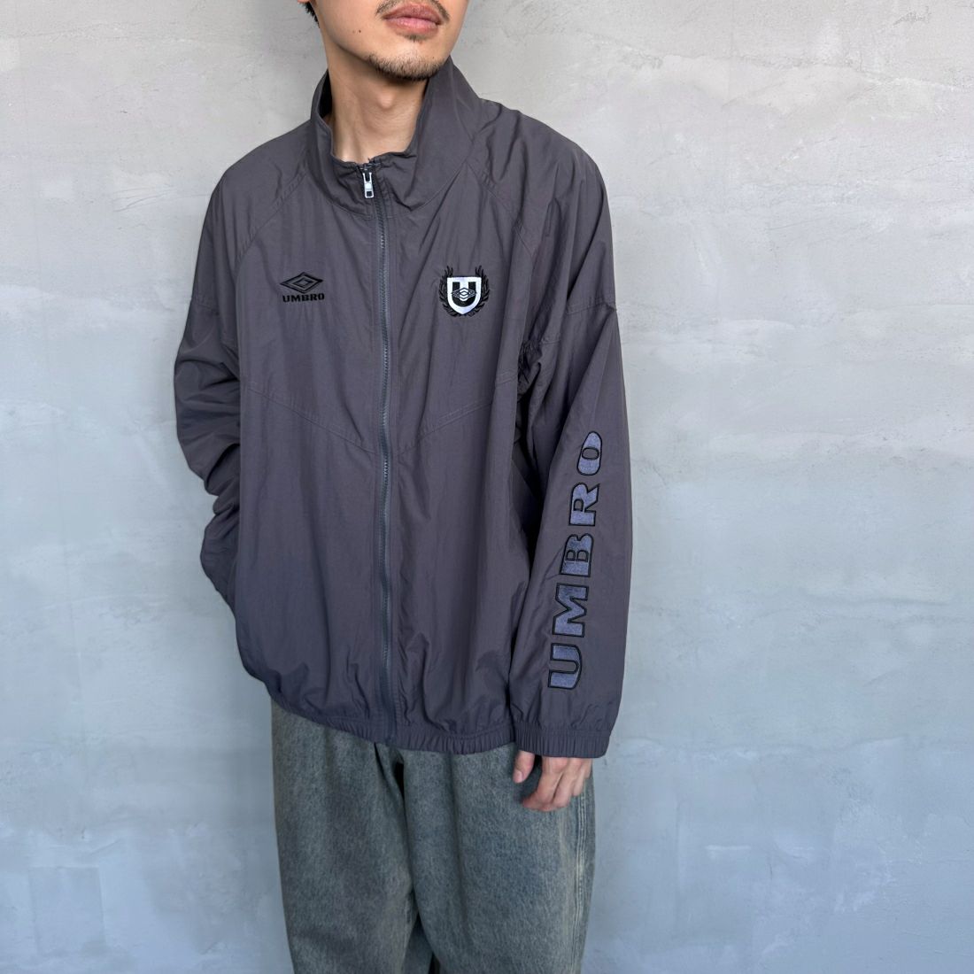 umbro [アンブロ] 別注 トレーニングナイロンジャケット [KBT58-NK-JK5-JF] GRAY &&モデル身長：168cm 着用サイズ：L&&