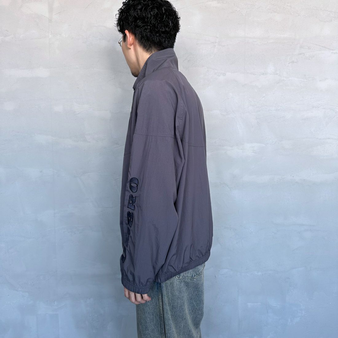 umbro [アンブロ] 別注 トレーニングナイロンジャケット [KBT58-NK-JK5-JF] GRAY &&モデル身長：168cm 着用サイズ：L&&
