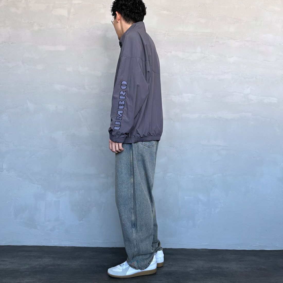 umbro [アンブロ] 別注 トレーニングナイロンジャケット [KBT58-NK-JK5-JF] GRAY &&モデル身長：168cm 着用サイズ：L&&