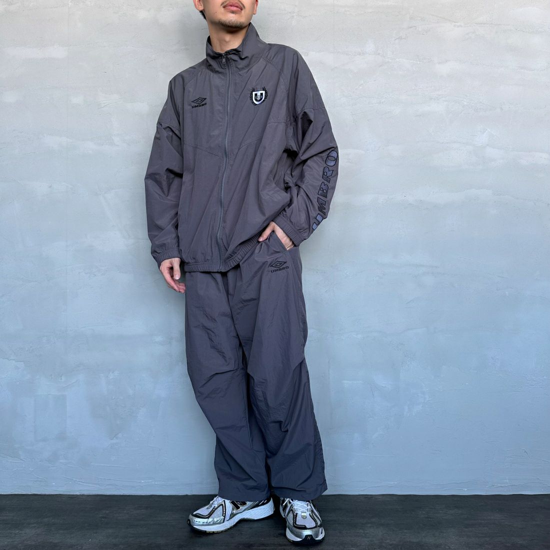 umbro [アンブロ] 別注 トレーニングナイロンジャケット [KBT58-NK-JK5-JF] GRAY &&モデル身長：168cm 着用サイズ：L&&