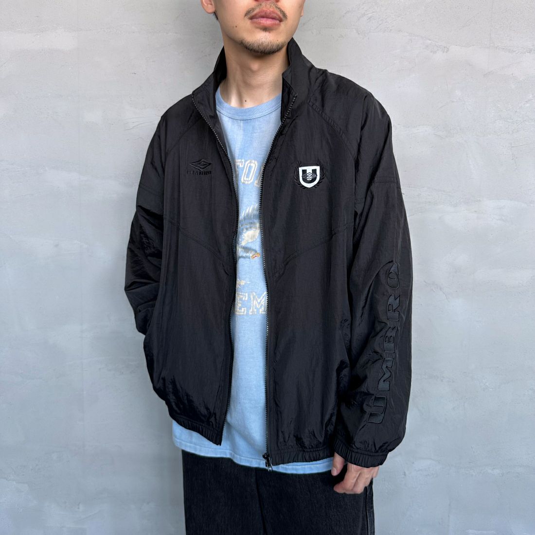 umbro [アンブロ] 別注 トレーニングナイロンジャケット [KBT58-NK-JK5-JF] BLACK &&モデル身長：168cm 着用サイズ：L&&