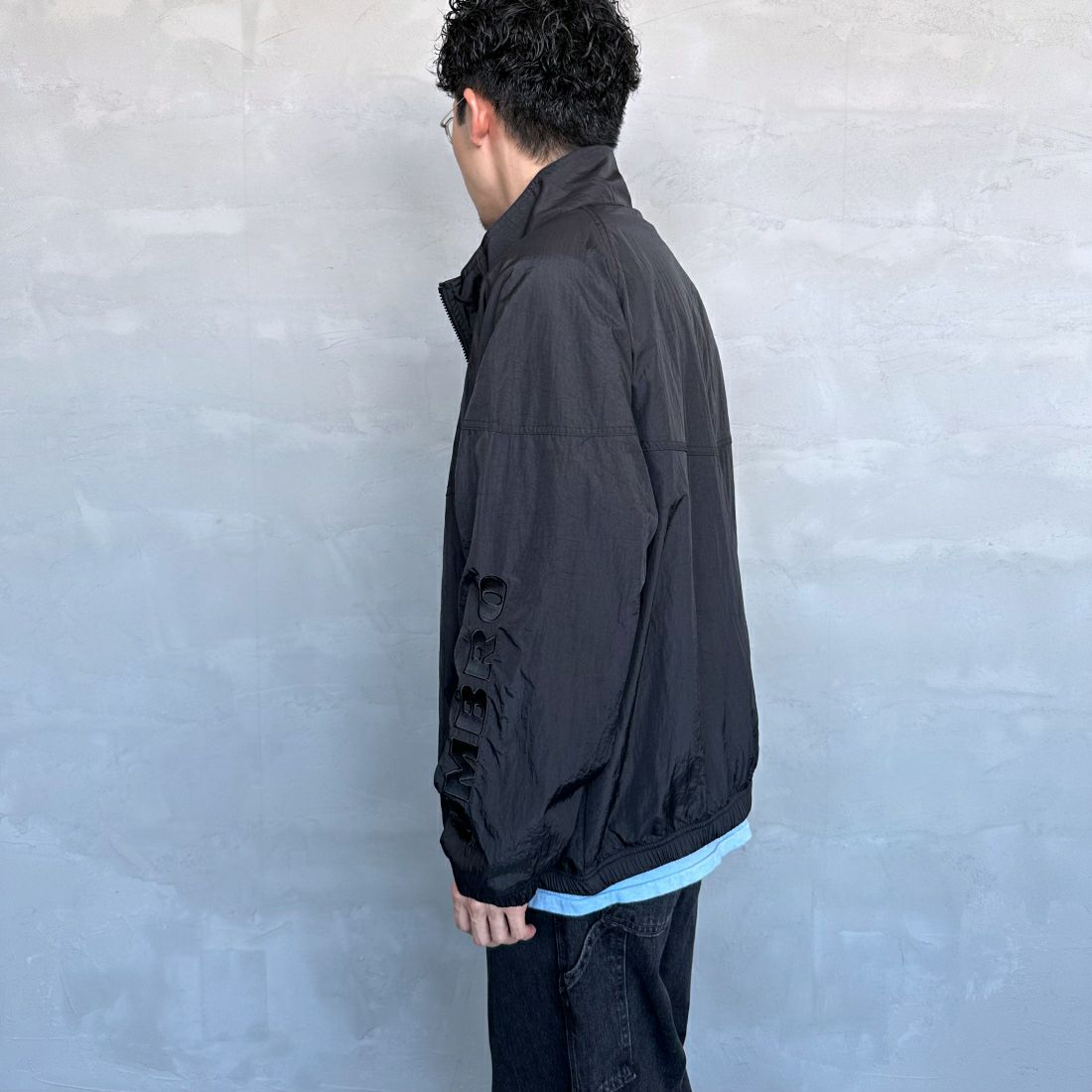 umbro [アンブロ] 別注 トレーニングナイロンジャケット [KBT58-NK-JK5-JF] BLACK &&モデル身長：168cm 着用サイズ：L&&