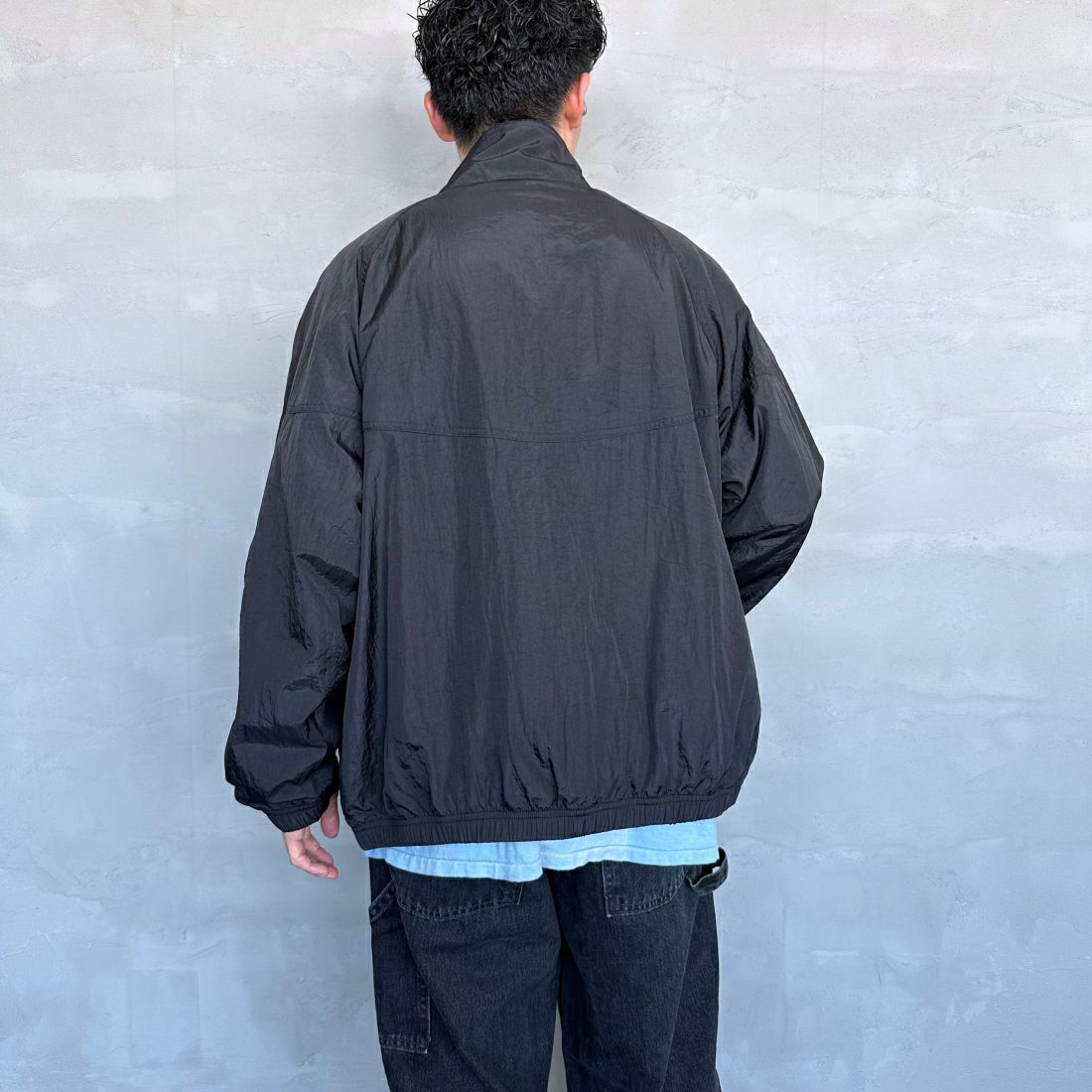 umbro [アンブロ] 別注 トレーニングナイロンジャケット [KBT58-NK-JK5-JF] BLACK &&モデル身長：168cm 着用サイズ：L&&