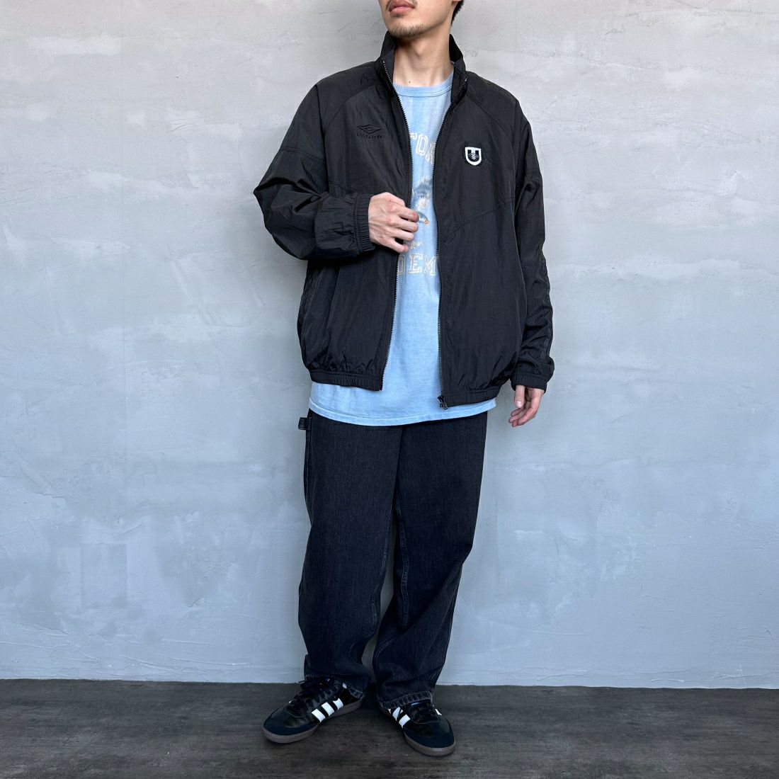 umbro [アンブロ] 別注 トレーニングナイロンジャケット [KBT58-NK-JK5-JF] BLACK &&モデル身長：168cm 着用サイズ：L&&