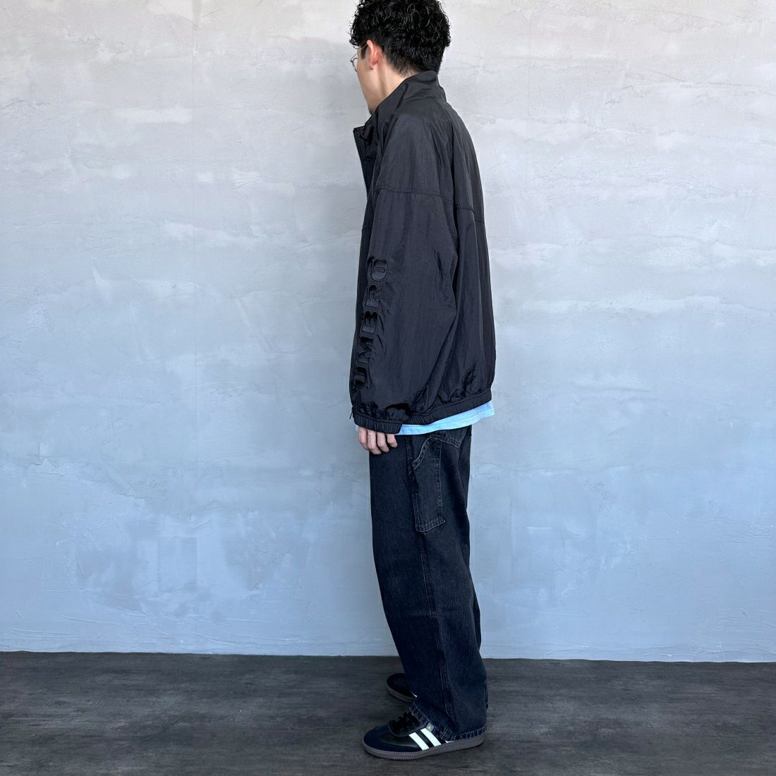 umbro [アンブロ] 別注 トレーニングナイロンジャケット [KBT58-NK-JK5-JF] BLACK &&モデル身長：168cm 着用サイズ：L&&