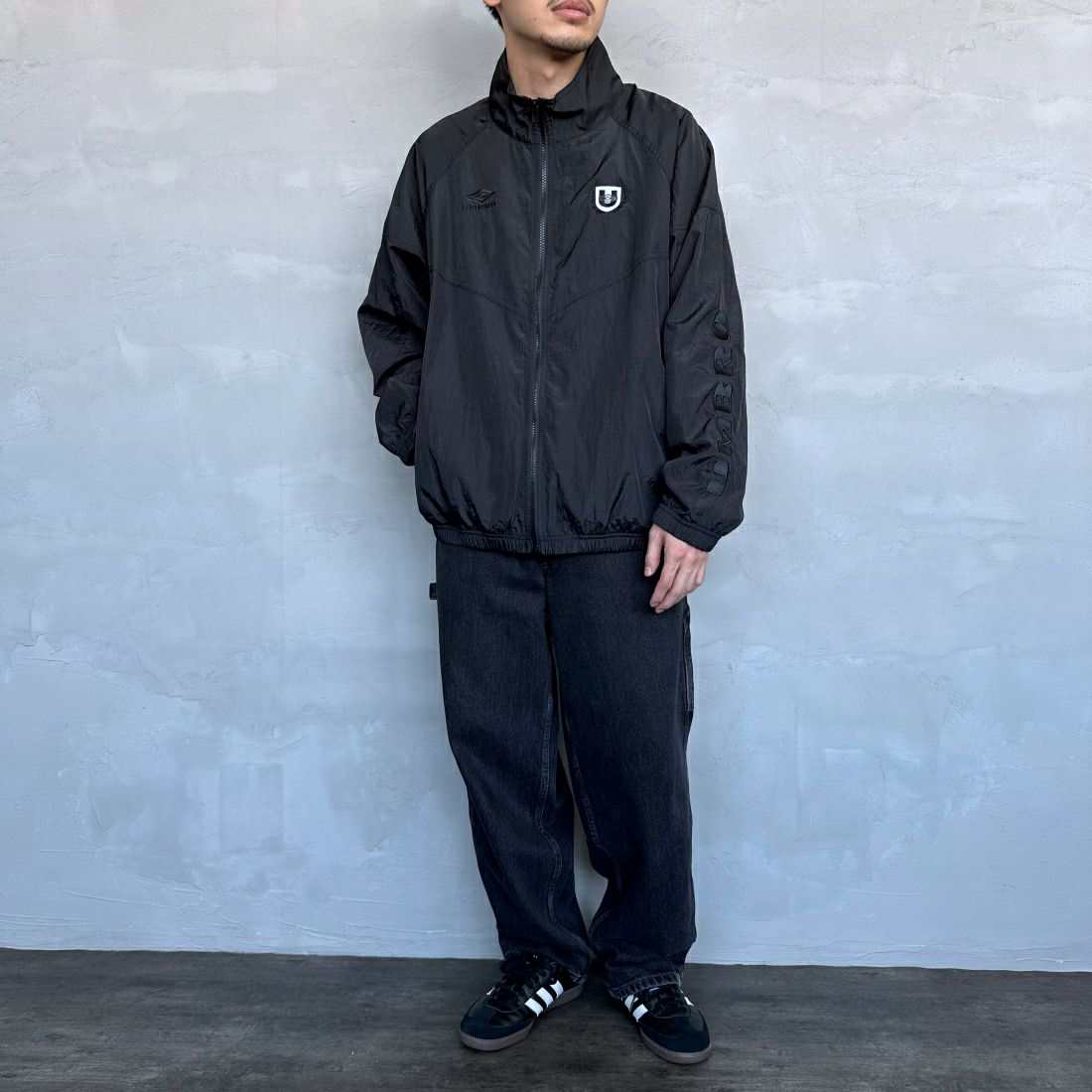umbro [アンブロ] 別注 トレーニングナイロンジャケット [KBT58-NK-JK5-JF] BLACK &&モデル身長：168cm 着用サイズ：L&&
