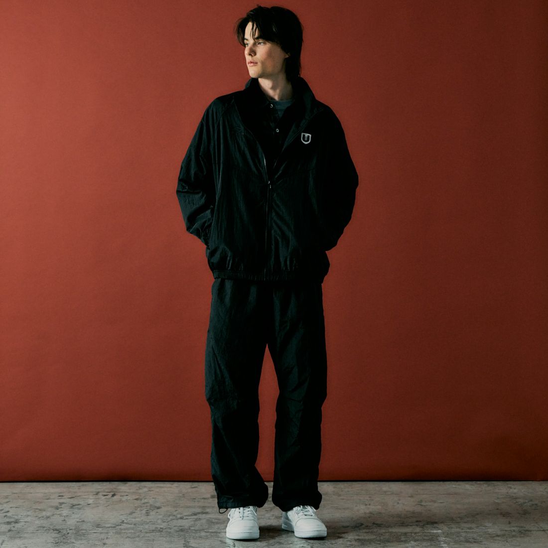 umbro [アンブロ] 別注 トレーニングナイロンジャケット [KBT58-NK-JK5-JF] BLACK &&モデル身長：180cm 着用サイズ：L&&