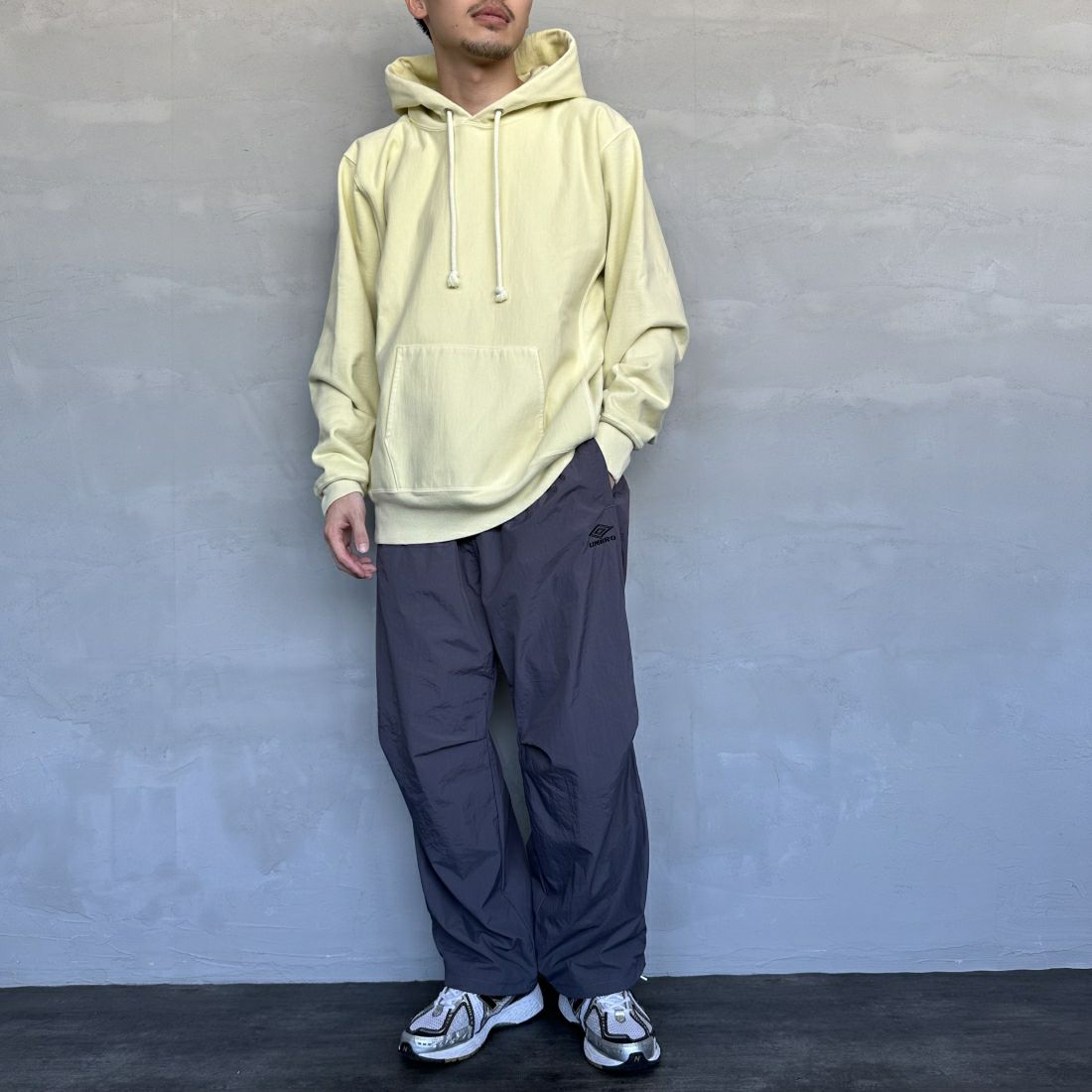 umbro [アンブロ] 別注 トレーニングナイロンパンツ [KBT58-NK-PT6-JF] GRAY &&モデル身長：168cm 着用サイズ：L&&