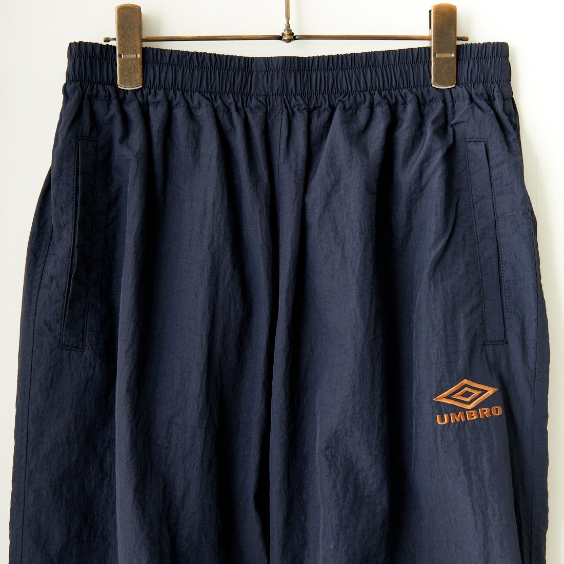 umbro [アンブロ] 別注 トレーニングナイロンパンツ [KBT58-NK-PT6-JF] NAVY