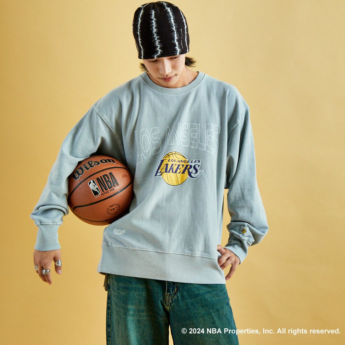 OFF THE COURT BY NBA [オフ ザ コート バイ エヌビーエー] 別注 ピグメント染め ロゴプリントクルーネックスウェット [24AW-JF-02] GRAY&&モデル身長：179cm 着用サイズ：XL&&