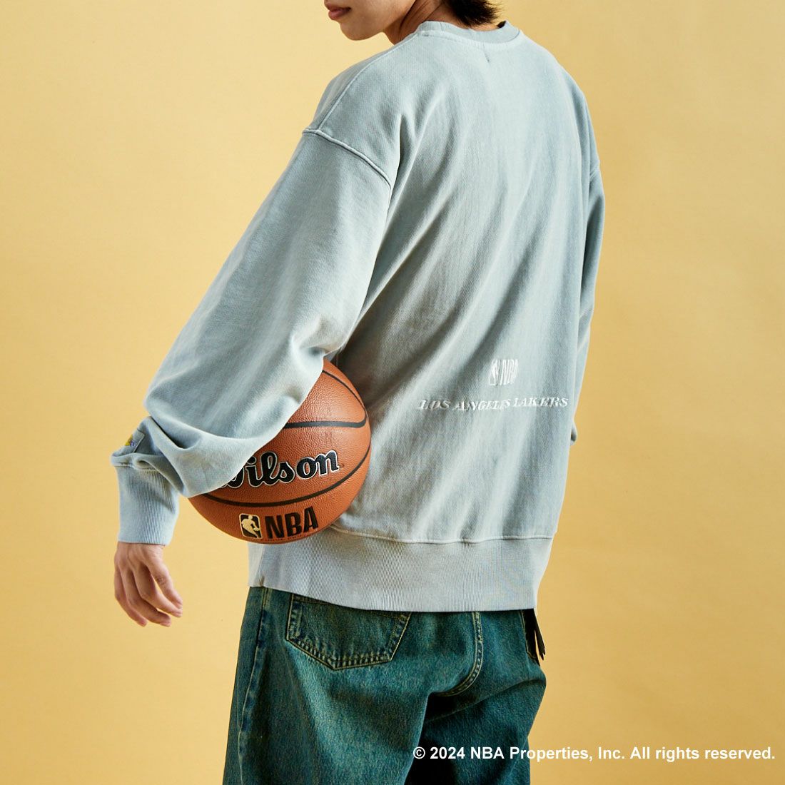 OFF THE COURT BY NBA [オフ ザ コート バイ エヌビーエー] 別注 ピグメント染め ロゴプリントクルーネックスウェット [24AW-JF-02] GRAY&&モデル身長：179cm 着用サイズ：XL&&