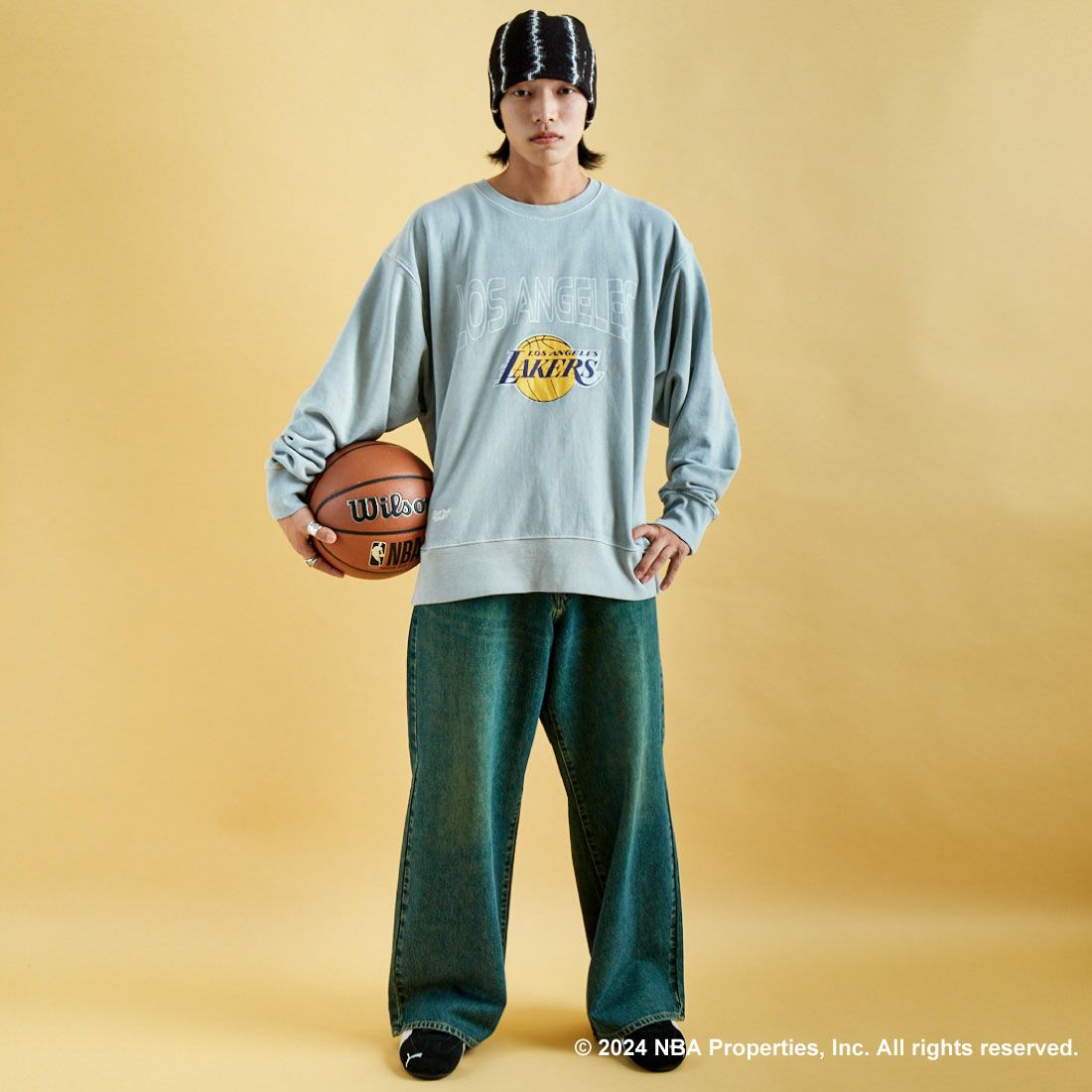 OFF THE COURT BY NBA [オフ ザ コート バイ エヌビーエー] 別注 ピグメント染め ロゴプリントクルーネックスウェット [24AW-JF-02] GRAY&&モデル身長：179cm 着用サイズ：XL&&