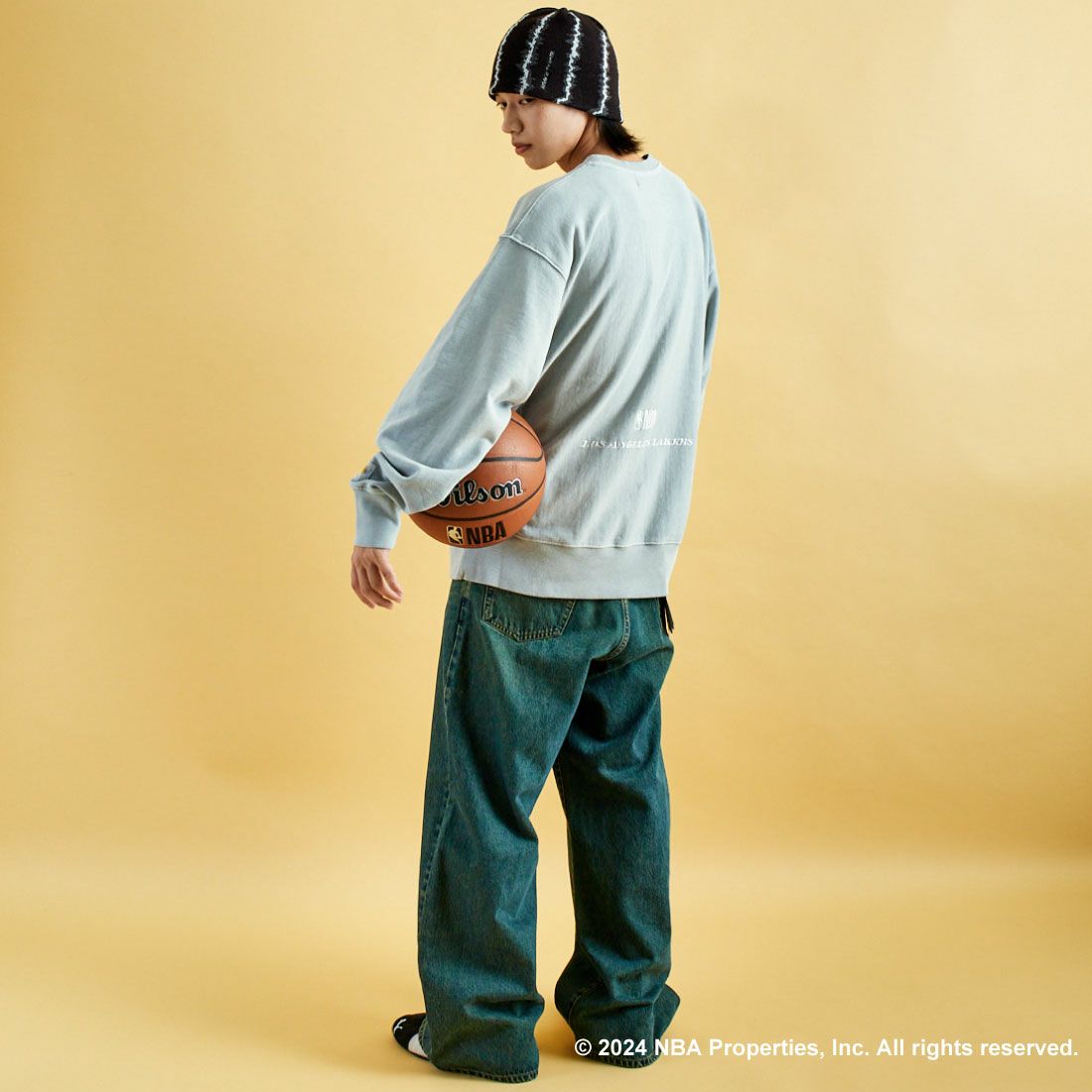 OFF THE COURT BY NBA [オフ ザ コート バイ エヌビーエー] 別注 ピグメント染め ロゴプリントクルーネックスウェット [24AW-JF-02] GRAY&&モデル身長：179cm 着用サイズ：XL&&