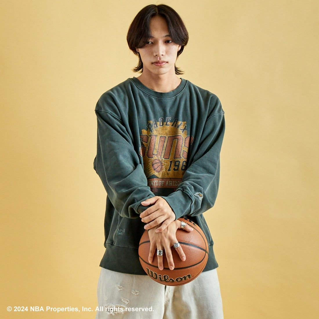 OFF THE COURT BY NBA [オフ ザ コート バイ エヌビーエー] 別注 ピグメント染め ロゴプリントクルーネックスウェット [24AW-JF-02] BLACK&&モデル身長：179cm 着用サイズ：XL&&