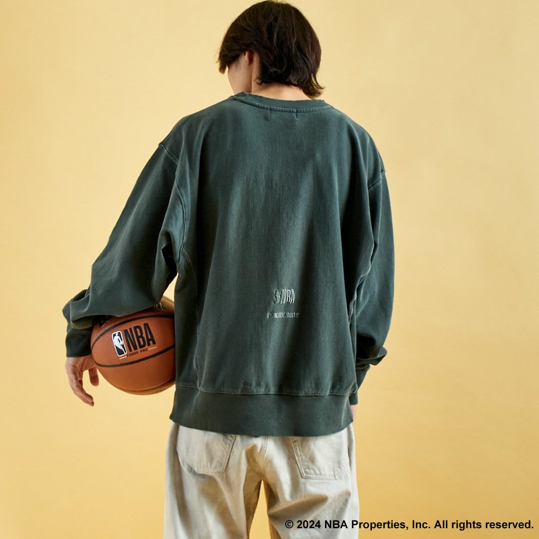 OFF THE COURT BY NBA [オフ ザ コート バイ エヌビーエー] 別注 ピグメント染め ロゴプリントクルーネックスウェット [24AW-JF-02] BLACK&&モデル身長：179cm 着用サイズ：XL&&