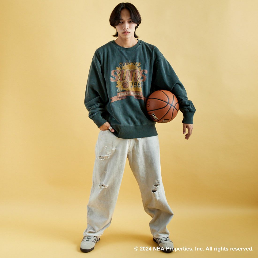OFF THE COURT BY NBA [オフ ザ コート バイ エヌビーエー] 別注 ピグメント染め ロゴプリントクルーネックスウェット [24AW-JF-02] BLACK&&モデル身長：179cm 着用サイズ：XL&&