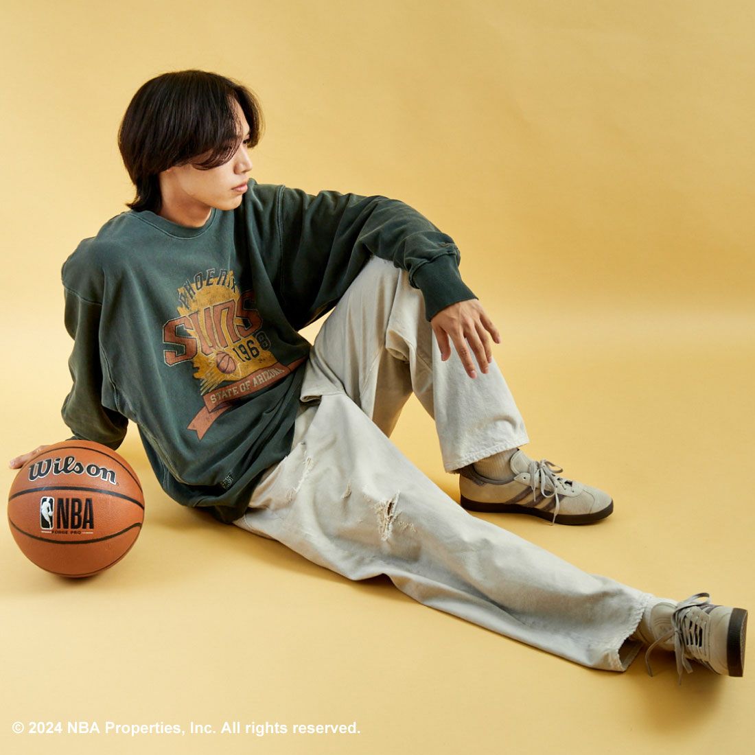 OFF THE COURT BY NBA [オフ ザ コート バイ エヌビーエー] 別注 ピグメント染め ロゴプリントクルーネックスウェット [24AW-JF-02] BLACK&&モデル身長：179cm 着用サイズ：XL&&