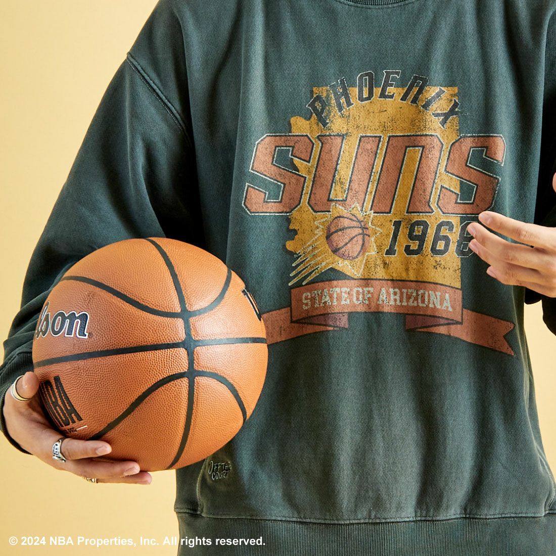 OFF THE COURT BY NBA [オフ ザ コート バイ エヌビーエー] 別注 ピグメント染め ロゴプリントクルーネックスウェット [24AW-JF-02] BLACK