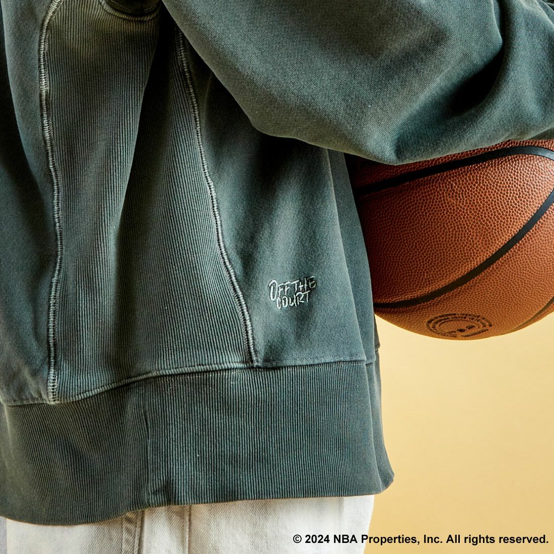 OFF THE COURT BY NBA [オフ ザ コート バイ エヌビーエー] 別注 ピグメント染め ロゴプリントクルーネックスウェット [24AW-JF-02] BLACK