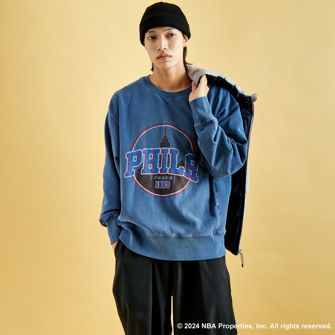 OFF THE COURT BY NBA [オフ ザ コート バイ エヌビーエー] 別注 ピグメント染め ロゴプリントクルーネックスウェット [24AW-JF-02] BLUE&&モデル身長：179cm 着用サイズ：XL&&