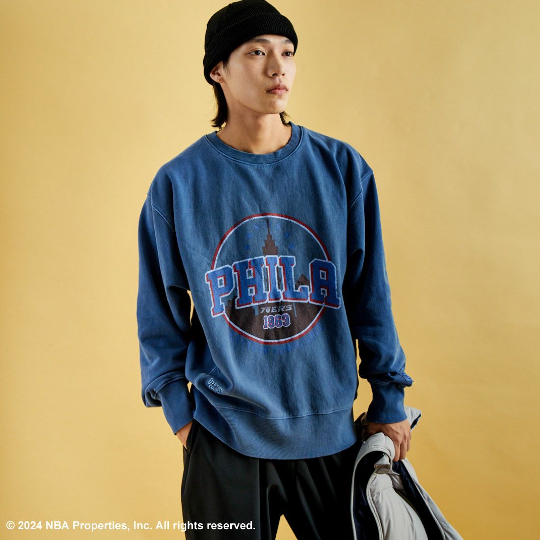 OFF THE COURT BY NBA [オフ ザ コート バイ エヌビーエー] 別注 ピグメント染め ロゴプリントクルーネックスウェット [24AW-JF-02] BLUE&&モデル身長：179cm 着用サイズ：XL&&