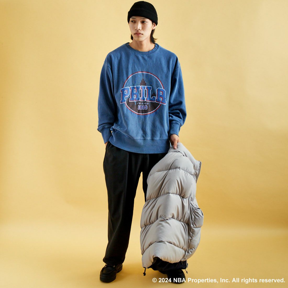 OFF THE COURT BY NBA [オフ ザ コート バイ エヌビーエー] 別注 ピグメント染め ロゴプリントクルーネックスウェット [24AW-JF-02] BLUE&&モデル身長：179cm 着用サイズ：XL&&