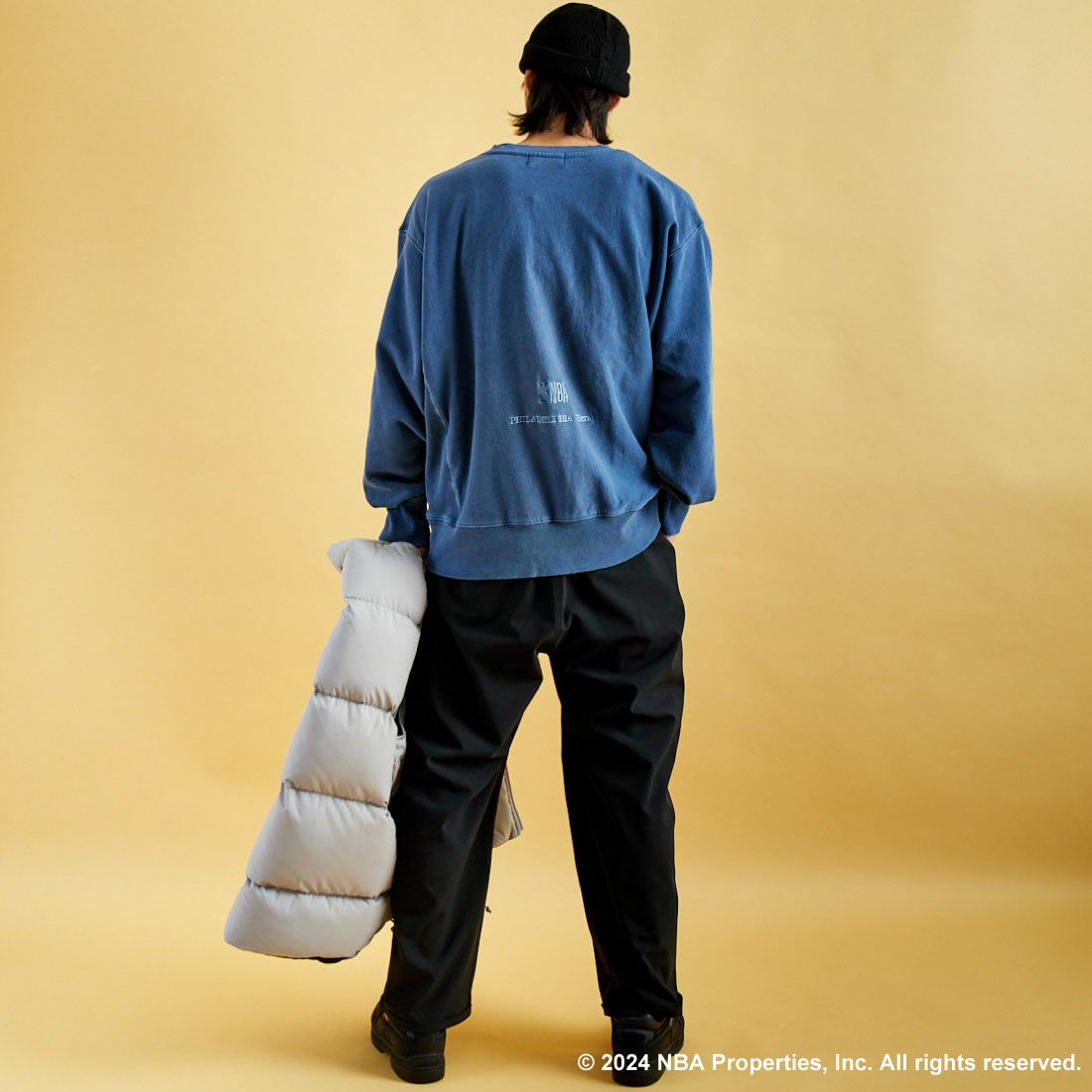 OFF THE COURT BY NBA [オフ ザ コート バイ エヌビーエー] 別注 ピグメント染め ロゴプリントクルーネックスウェット [24AW-JF-02] BLUE&&モデル身長：179cm 着用サイズ：XL&&