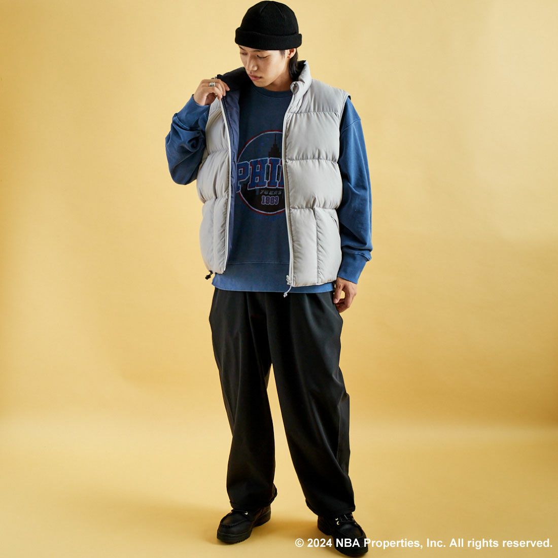 OFF THE COURT BY NBA [オフ ザ コート バイ エヌビーエー] 別注 ピグメント染め ロゴプリントクルーネックスウェット [24AW-JF-02] BLUE&&モデル身長：179cm 着用サイズ：XL&&