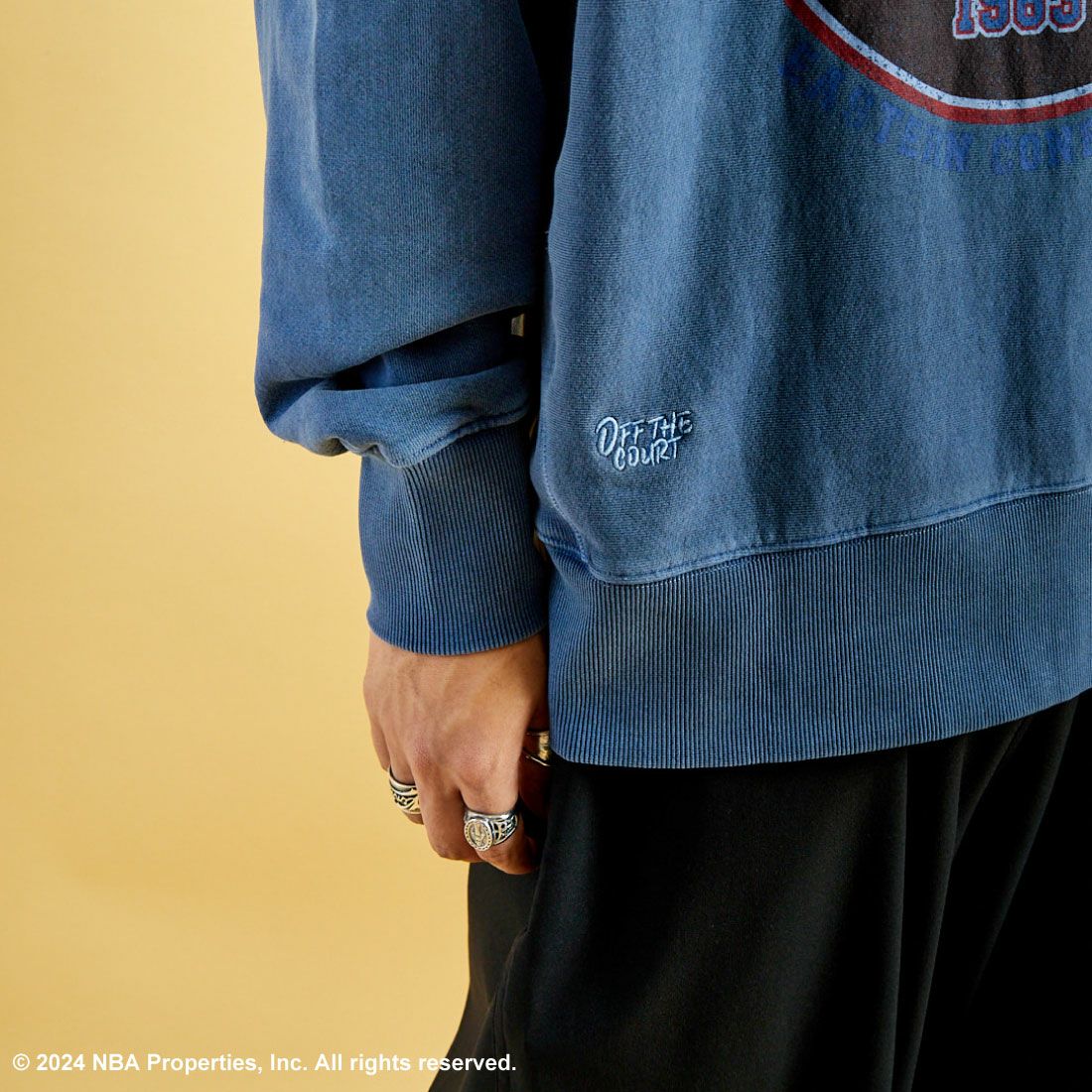 OFF THE COURT BY NBA [オフ ザ コート バイ エヌビーエー] 別注 ピグメント染め ロゴプリントクルーネックスウェット [24AW-JF-02] BLUE