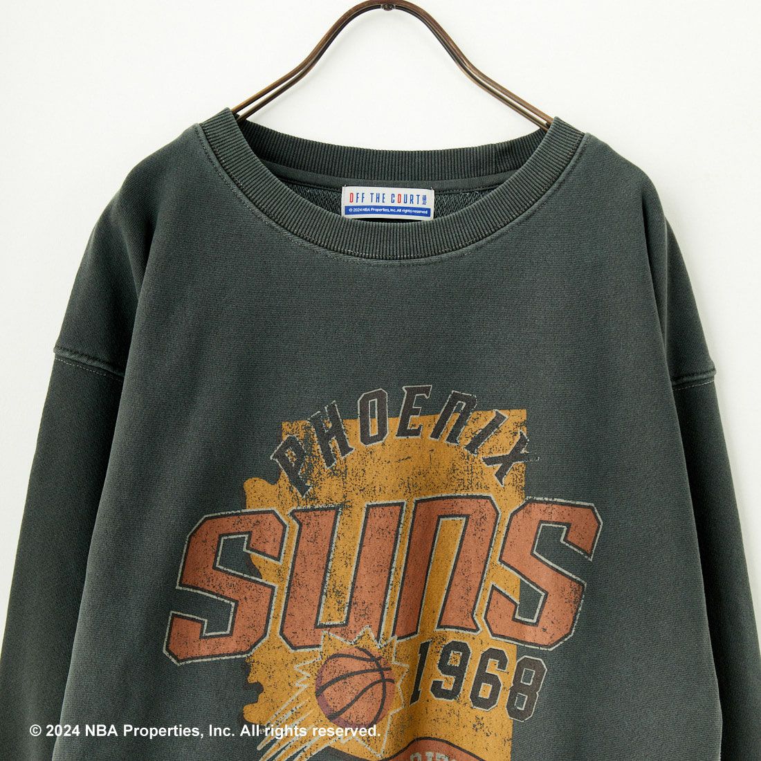 OFF THE COURT BY NBA [オフ ザ コート バイ エヌビーエー] 別注 ピグメント染め ロゴプリントクルーネックスウェット [24AW-JF-02] BLACK