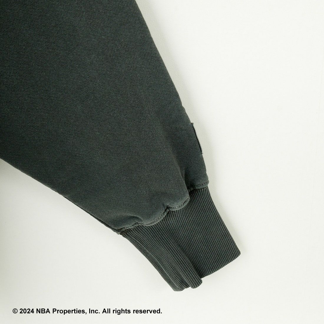 OFF THE COURT BY NBA [オフ ザ コート バイ エヌビーエー] 別注 ピグメント染め ロゴプリントクルーネックスウェット [24AW-JF-02] BLACK